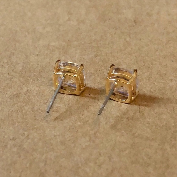 ⭐️LAST ONE!⭐️ Gorgeous Clear Cubic Zirconium Studs - Picture 4 of 7
